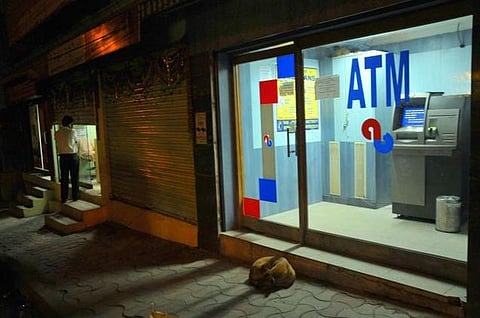 பெங்களூரில் பாதுகாப்பு இல்லாத 1000 ஏடிஎம் மையங்கள் மூடல்