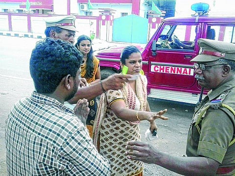 சினிமா பாணியில் சேசிங்: நடுரோட்டில் கவிழ்ந்த ஆட்டோ