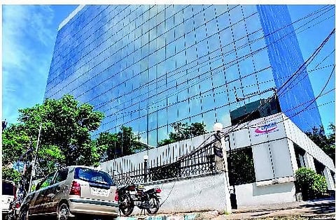 8-வது மாடியில் இருந்து குதித்து இளம்பெண் தற்கொலை : சென்னையில் 7-வது சம்பவம்