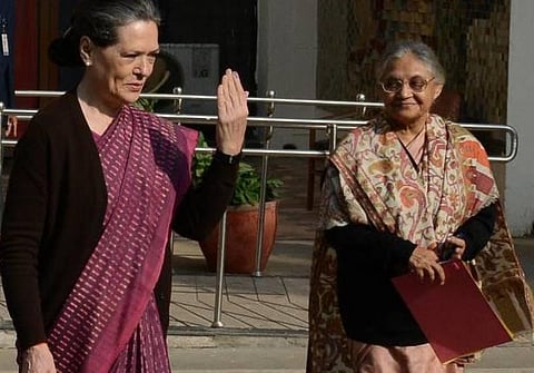 டெல்லி தேர்தல்: வரிசையில் நின்று வாக்களித்த சோனியா, ராகுல்