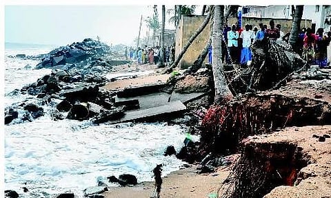 கடல் அரிப்பால் காணாமல் போகும் மீனவர் குடியிருப்பு - புதுச்சேரியில் தொடரும் கடல் சீற்றம்