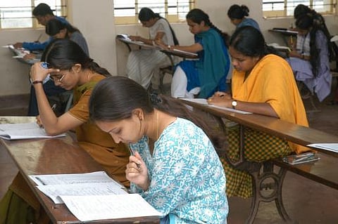 3ம் வகுப்பு தரத்தில் எம்.ஏ. வினாத்தாள்! - மனோன்மணீயம் சுந்தரனார் பல்கலை மாணவர்கள் திகைப்பு