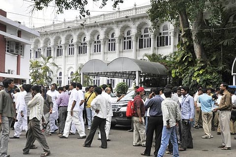 ஆந்திர சட்டமன்றத்தில் அமளி:  தெலங்கானா மசோதா தாக்கல் ஒத்திவைப்பு