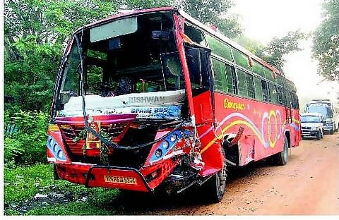 எட்டயபுரம், புதுக்கோட்டையில் சாலை விபத்து: 8 பேர் பலி