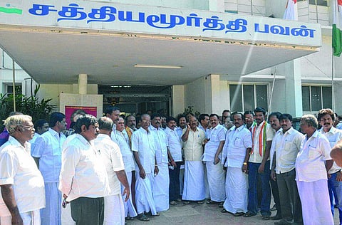 புதிய நிர்வாகிகள் கூட்டம்: தங்கபாலு அணியினர் புறக்கணிப்பு