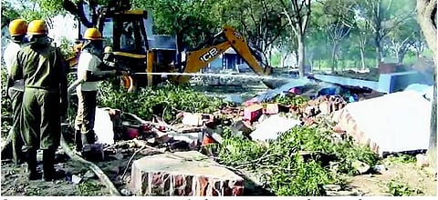 சிவகாசி: தீ விபத்தால் விடிய விடிய வெடித்த பட்டாசுகள்; 20 கட்டிடங்கள் தரைமட்டம்