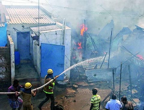 வேலூரில் 15 குடிசைகள் எரிந்து சாம்பல்: பட்டாசு வெடித்ததால் விபரீதம்