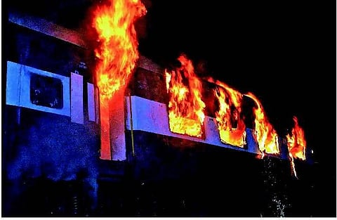 பெங்களூர் ரயிலில் தீ: 26 பேர் பலி