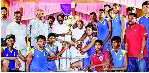 மாநில கைப்பந்து: காஞ்சிபுரம், சென்னை அணிகள் வெற்றி