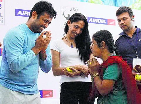 மாற்றுத்திறனாளி மாணவர்களை சந்தித்தார் பயஸ்