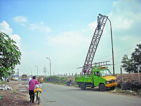 கோவை: எரியாத தெருவிளக்குகளை எரிய வைக்கிறதா எஸ்.எம்.எஸ்?