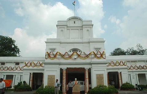 காங். ஆதரவு, ரயில் பயணம்: ஆம் ஆத்மி மீது பேரவையில் பாஜக தாக்கு