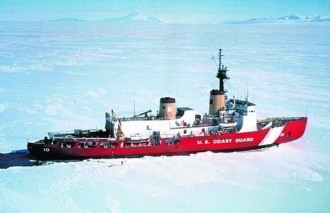 உறைபனியில் சிக்கிய கப்பல்களை மீட்க அமெரிக்க கப்பல் விரைந்தது