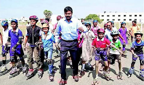 கோவில்பட்டி: கைத்தறி ஆடை அணிய சார் ஆட்சியர் ஸ்கேட்டிங் பயணம்