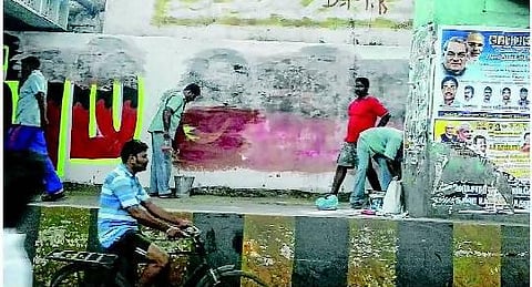 தேர்தல் விளம்பரம் எழுதுவதில் அதிமுக - திமுகவினர் மோதல் - இருதரப்பு விளம்பரங்களையும் அழித்தது மாநகராட்சி