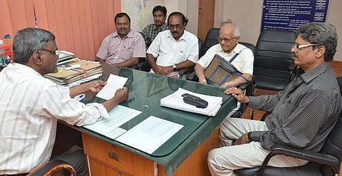 குறை தீர்ப்பு முகாமில் நன்றிக்கடிதம் கொடுத்து அதிகாரிகளை சாய்த்த மூத்த குடிமகன்