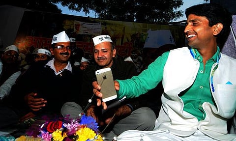 குடும்ப அரசியலுக்கு எதிரானது ஆம் ஆத்மி: குமார் பிஸ்வாஸ்- அமேதி பிரச்சாரத்தில் கறுப்புக் கொடி, அமளி﻿