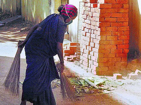 கோவை: துப்புரவுப் பணியாளர் சம்பளத்திலும் ‘துடைப்பு’!