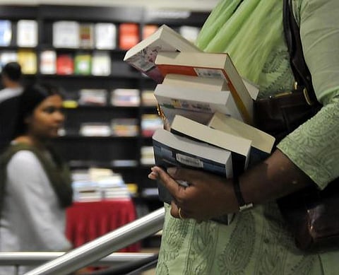 வாசிப்பால் இணைப்போம் உலகை