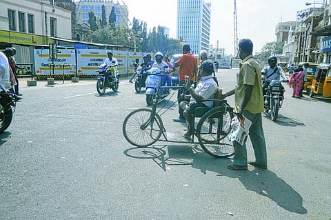 சென்னை அண்ணா சாலையில் மெட்ரோ ரயில் பணிகள்: சாலையைக் கடக்கப் போராடும் பாதசாரிகள்