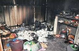 எய்ட்ஸ் நோயால் பாதித்த குடும்பத்தை வீட்டோடு எரித்துக் கொல்ல முயற்சி: வேலைக்கு செல்லும் மகளை கேலி செய்யும் கொடூரம்﻿