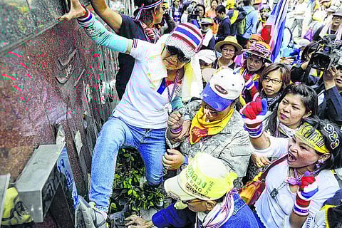 தாய்லாந்தில் நெருக்கடி நிலையை எதிர்த்து போராட்டம்: பிரதமர் ஷினவத்ராவுக்கு எதிர்ப்பு வலுக்கிறது