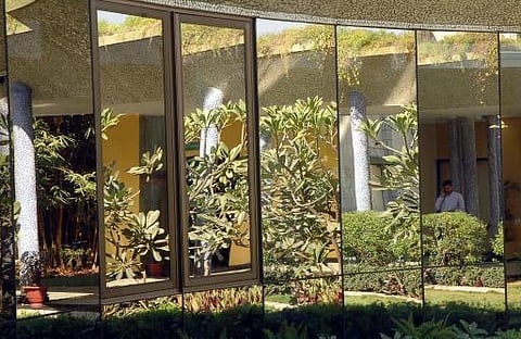 எங்கும் நிறைந்திருக்கும் கண்ணாடிகள்