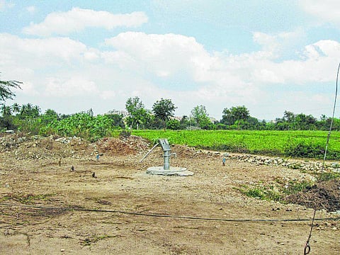 திருவண்ணாமலை: நிலம் கொடுத்தும் மருத்துவமனை வரவில்லை; ராயண்டபுரம் கிராம மக்கள் வேதனை