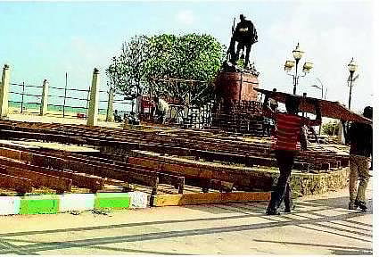 அடிக்கடி பொலிவிழக்கும் மெரினா கடற்கரை: கோடிக்கணக்கில் வீணாகும் மக்கள் வரிப்பணம்- முறையான பராமரிப்பு இல்லை என புகார்