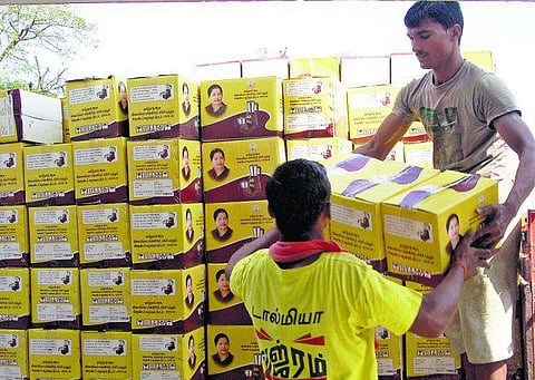 திண்டுக்கல்: இடமாறுதல் ரேஷன் கார்டுக்கு மிக்சி, கிரைண்டர் கிடையாது; அதிகாரிகள் கைவிரிப்பால் பொதுமக்கள் அதிர்ச்சி