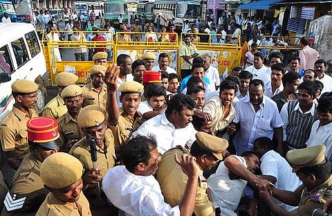 புதுவையில் காங்கிரஸ் கட்சி பந்த்: பொதுமக்கள் இயல்பு வாழ்க்கை பாதிப்பு