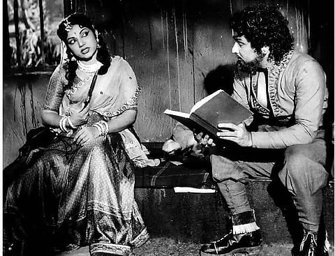 எம்.ஜி.ஆர் வாங்கிய கடன்