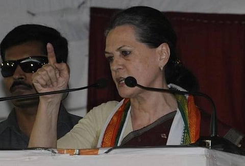 ஆட்சியைப் பிடிக்க விஷ விதை தூவுகிறது பாஜக: கர்நாடக பொதுக்கூட்டத்தில் சோனியா காந்தி பேச்சு