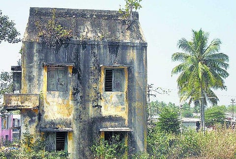 கிருஷ்ணகிரி: பழுதடைந்த நீர்தேக்கத் தொட்டியால் அபாயம்! புதிய தொட்டி அமைக்க கோரிக்கை