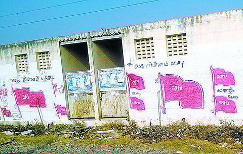 சென்னைப் புறநகர் ரயில் நிலையங்களில் மூடிக்கிடக்கும் கழிப்பறைகள்: பயணிகள் கடும் அவதி