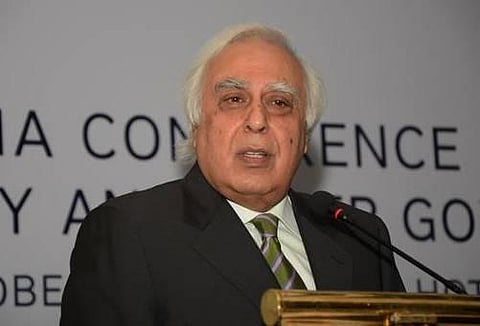 குறைந்தபட்ச விலை நிர்ணயத்தால் ஸ்பெக்ட்ரம் வருவாய் அதிகரிப்பு: கபில் சிபில்