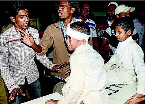 கர்நாடகம்: லாரி கவிழ்ந்து 7 குழந்தைகள் பலி- 64 குழந்தைகள் காயம்