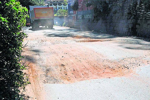 உதகை: ஆளை விழுங்கும் பள்ளங்கள்: ஆபத்தில் சிக்கும் பயணிகள்