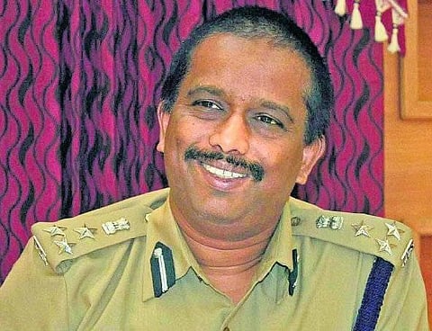 காவல் ஆணையருக்கு ஆறுதல் சொன்ன அதிமுக எதிர்கோஷ்டி!