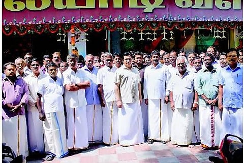 இனி வெள்ளிதோறும் வேட்டி தினம் கோ-ஆப்டெக்ஸ் ஊழியர்கள் முடிவு- மகளிர் தினத்துக்குள் தாவணி தினம்