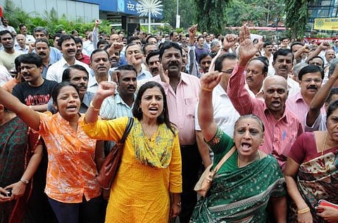 நாடு முழுவதும் வங்கி ஊழியர்கள்  இன்றும் நாளையும் வேலைநிறுத்தம்﻿: பணப் பரிவர்த்தனை முடங்கும் அபாயம்﻿