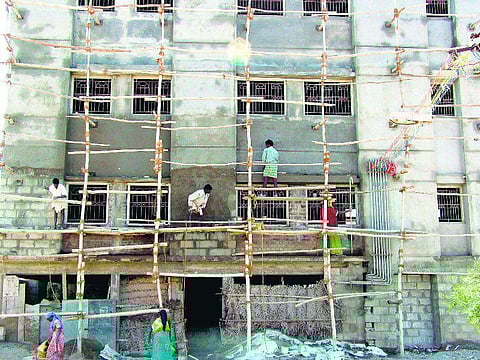 புற்றீசல் போல் பெருகிவிட்ட விதிமீறல் கட்டிடங்கள்- அரசியல்வாதிகள், அதிகாரிகள் தலையீட்டால் நடவடிக்கையில்லை