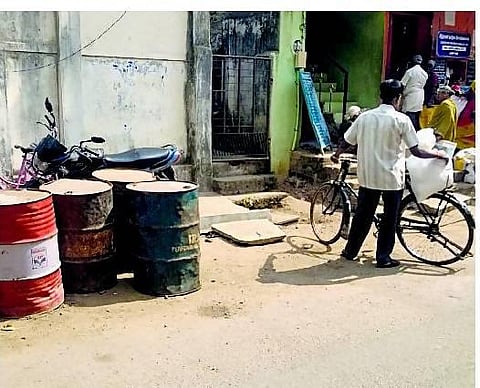 சாலையில் இயங்கும் நியாய விலை கடை: பொதுமக்கள் அவதி