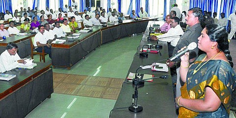 திண்டுக்கல்: குழந்தைகளின் நினைவாற்றலை வளர்க்கும் இசை: அரசு பள்ளிகளில் விழிப்புணர்வு ஏற்படுத்தி வரும் இசை ஆசிரியை