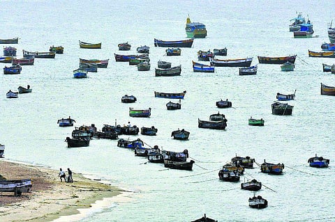 தடை செய்யப்பட்ட வலையைப் பயன்படுத்த எதிர்ப்பு: நாட்டுப் படகு மீனவர்கள் 2-வது நாளாக வேலைநிறுத்தம்