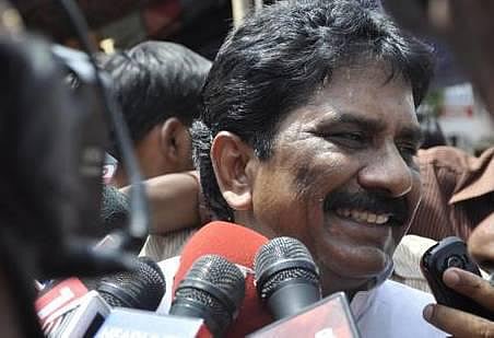 6 காங்கிரஸ் எம்.பி.க்கள் கட்சியிலிருந்து நீக்கம்﻿: தெலங்கானாவுக்கு எதிர்ப்பு தெரிவித்ததால் நடவடிக்கை﻿