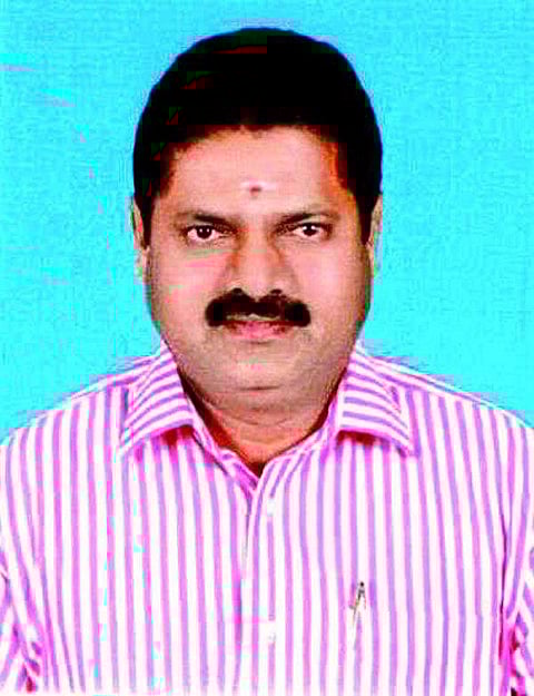 சரக்கு லாரி தொழிலின் சுமைகளைக் குறையுங்கள்!- என்.பி.வேலு