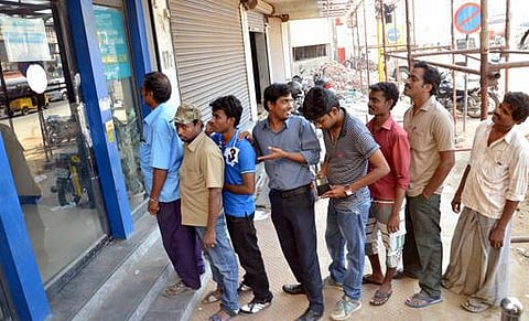 வங்கி ஸ்டிரைக்: ரூ.14 லட்சம் கோடி காசோலைகள் முடக்கம்; ஏ.டி.எம்.கள் காலியானதால் மக்கள் அவதி﻿