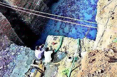 100 அடி ஆழம் தோண்டி மீட்கப்பட்ட சிறுவனின் உடல் பாகங்கள்- ரூ. 9 லட்சம் செலவு செய்த போலீஸ்