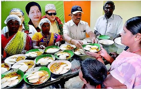 பெங்களூரிலும் அம்மா உணவகம்: முதல் நாளில் 6,600 இட்லிகள் விற்பனை﻿